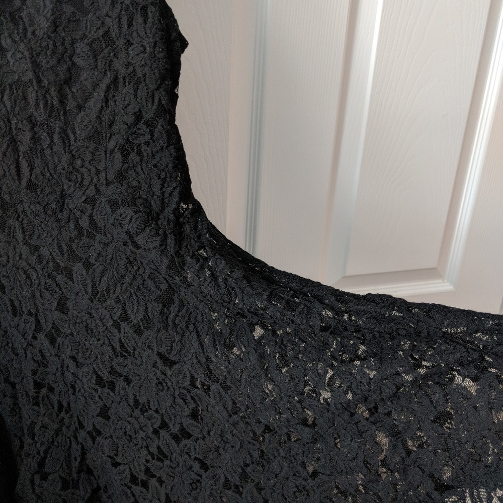 Lacy black dress XS